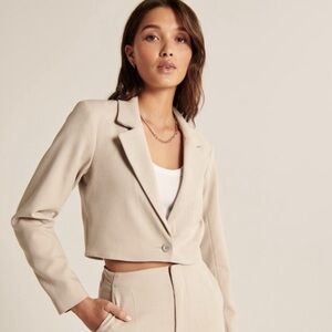 Abercrombie & Fitch Cropped Blazer in Beige